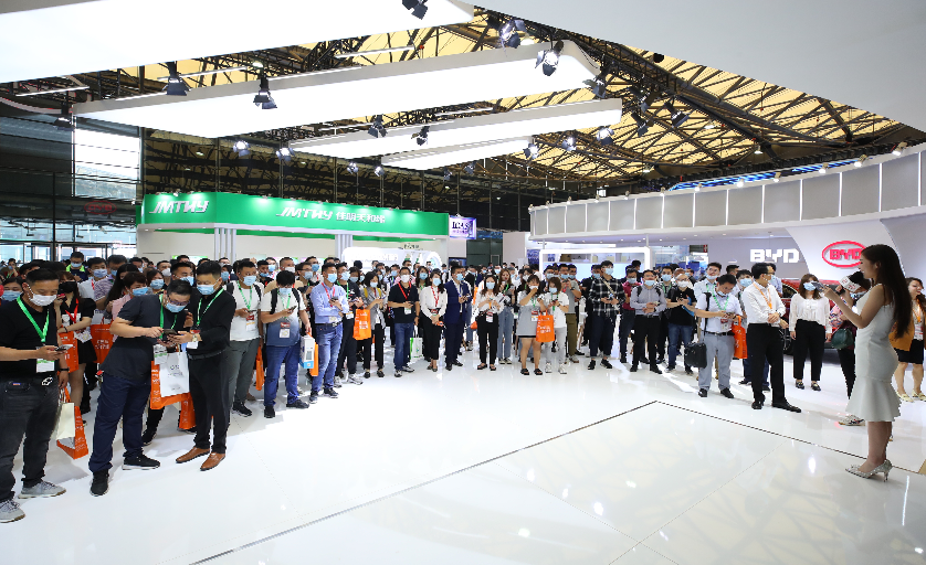 上海服裝展覽搭建公司分析 什么樣的職業(yè)裝才能吸引更多得觀眾!